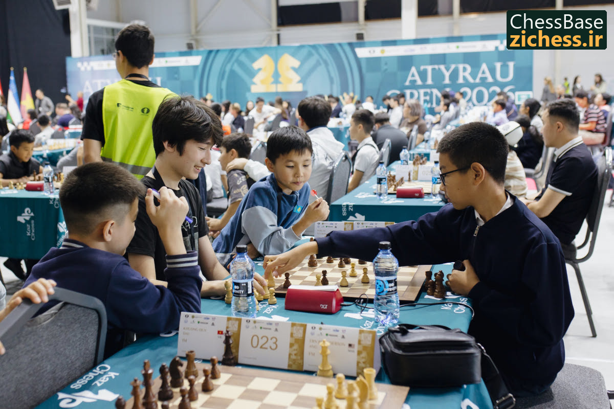 بازیکنان جوان در حال بررسی بازی در سالن آتیراو؛ عکس: فدراسیون شطرنج قزاقستان؛ منبع: ChessBase.