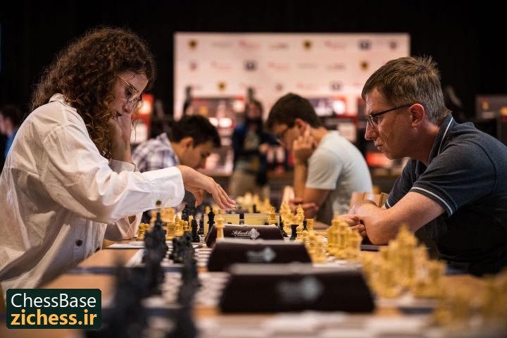 بازیکنان دو سوی میز شطرنج در سالن مسابقات. منبع: ChessBase.