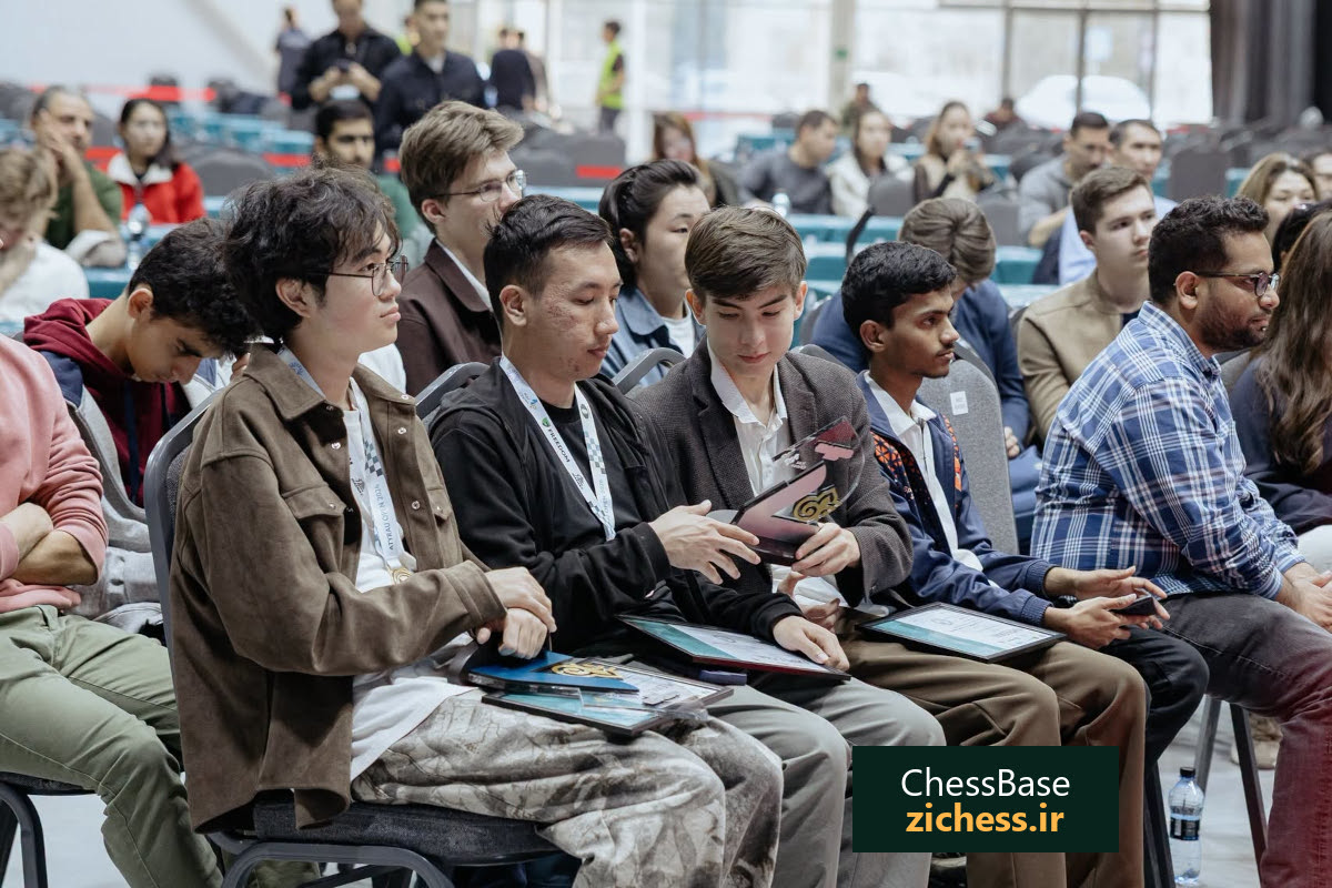 بازیکنان با جوایز خود در مراسم پایانی مسابقات. عکس: فدراسیون شطرنج قزاقستان؛ منبع: ChessBase.