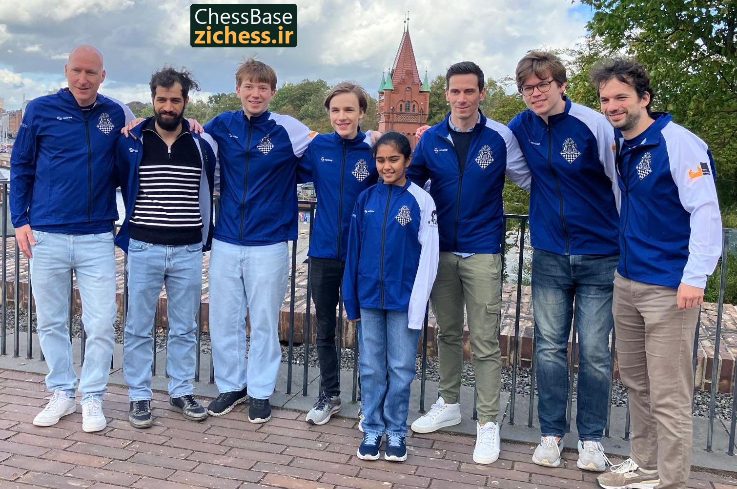 سیواناندان همراه تیم دوم هامبورگ؛ عکس: Siva Velaiutham؛ منبع: ChessBase.