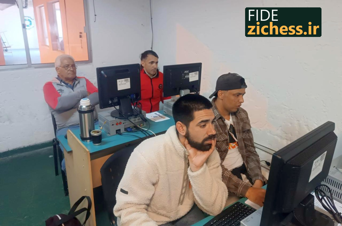 بازیکنان پشت رایانه‌ها در رقابت آنلاین زندانیان؛ منبع: فیده.