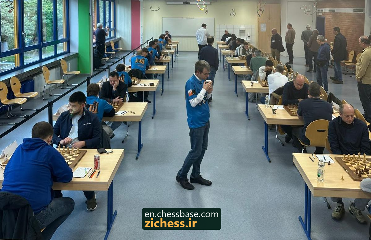 سالن مسابقات در آخرهفتهٔ نخست بوندس‌لیگا. عکس: هانس یوآخیم ویتس؛ منبع: ChessBase.