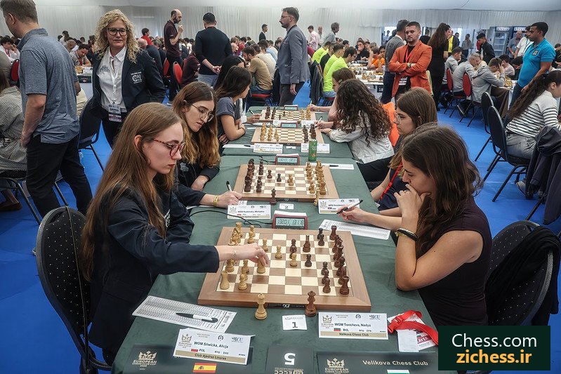 دیدار ولیکووا و لینارس؛ نادیا تونچوا روی میز اول پیروز شد. عکس: مارک لیوشیتس / اتحادیهٔ شطرنج اروپا؛ از Chess.com.