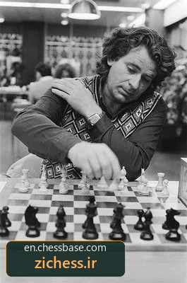 بوریس اسپاسکی پشت صفحهٔ شطرنج؛ اعتبار عکس: FIDE Open Chess Museum؛ منبع: ChessBase.