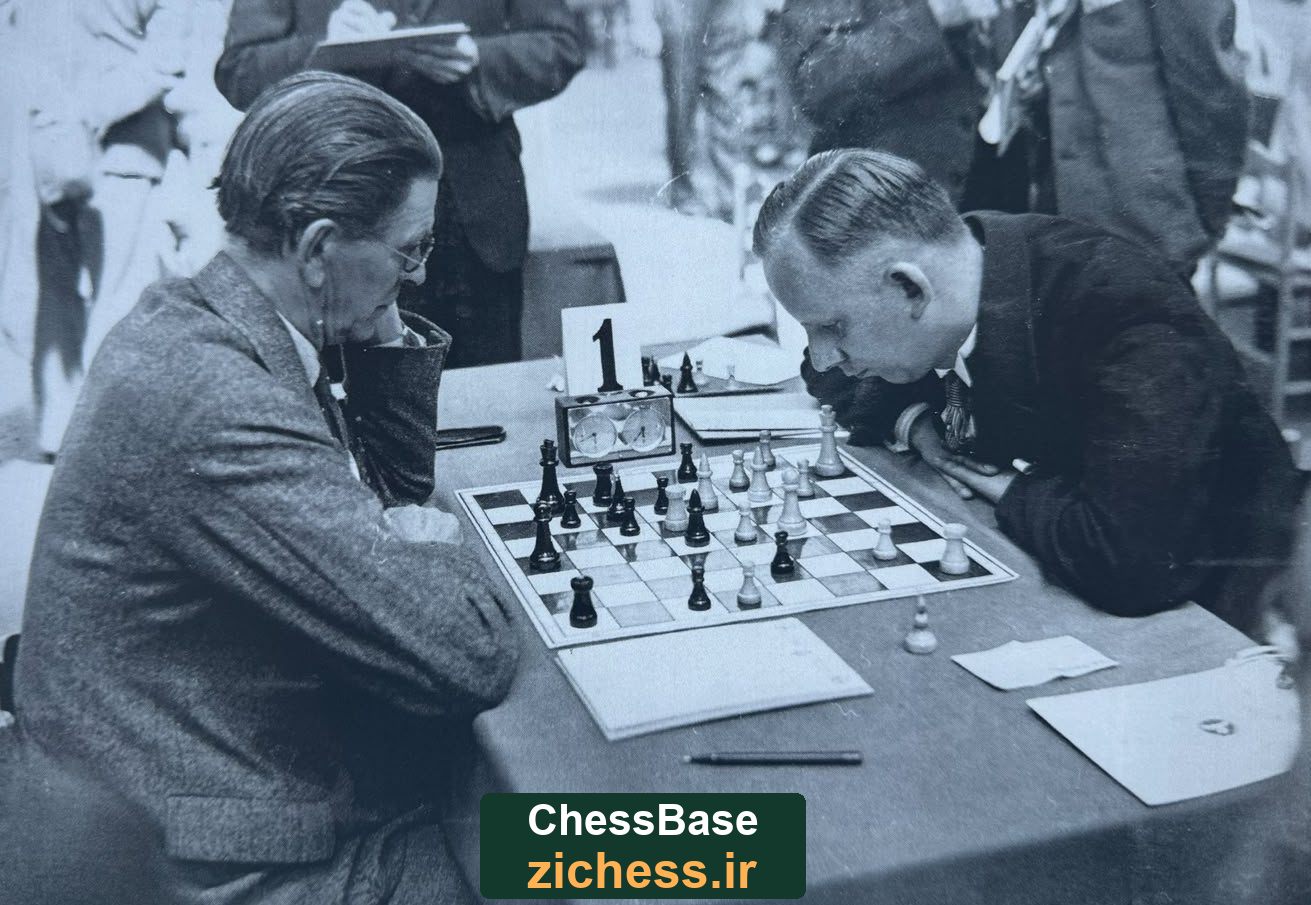 گزا ماروتسی و کورت ریشتر پشت یکی از میزهای مسابقات مونیخ؛ عکس‌های تاریخی: Ferenc Chalupetzky / Tournament Book؛ منبع: ChessBase.