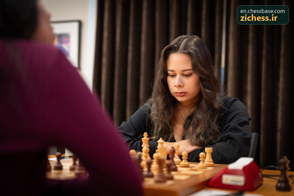 تالیا سروانتس پشت میز بازی؛ عکس: لنارت اوتس / ChessBase.